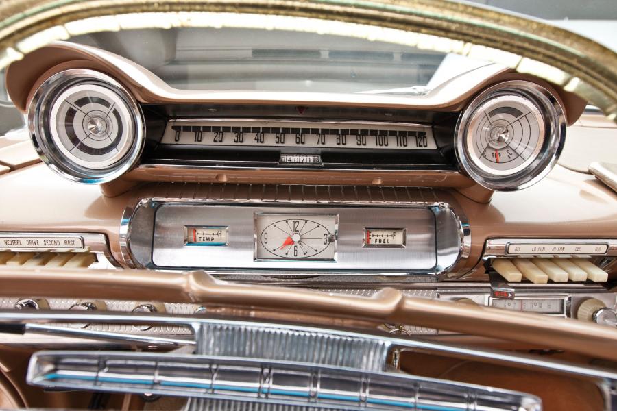  Plymouth Fury Convertible 1961 года  (фото 12 из 28)